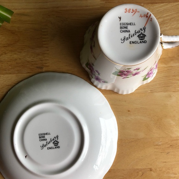 Salisbury Purple Violet Fine Bone China Scalloped Edge Teacup & Saucer Set - Picture 8 of 9